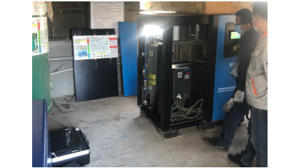 睿寂行空壓機(jī)售后服務(wù)工程師在現(xiàn)場